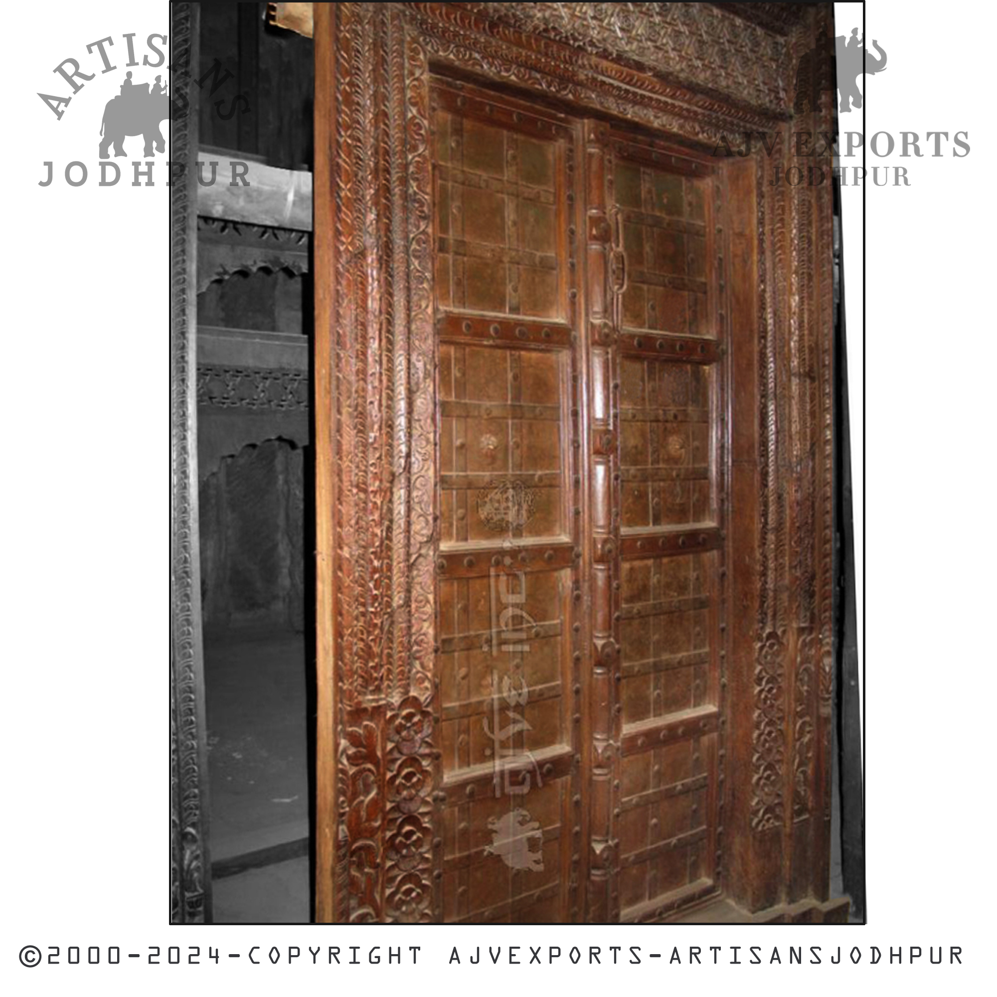 An antique Indian door with rich carvings and detailed patterns, exemplifying Jodhpur's traditional craftsmanship.